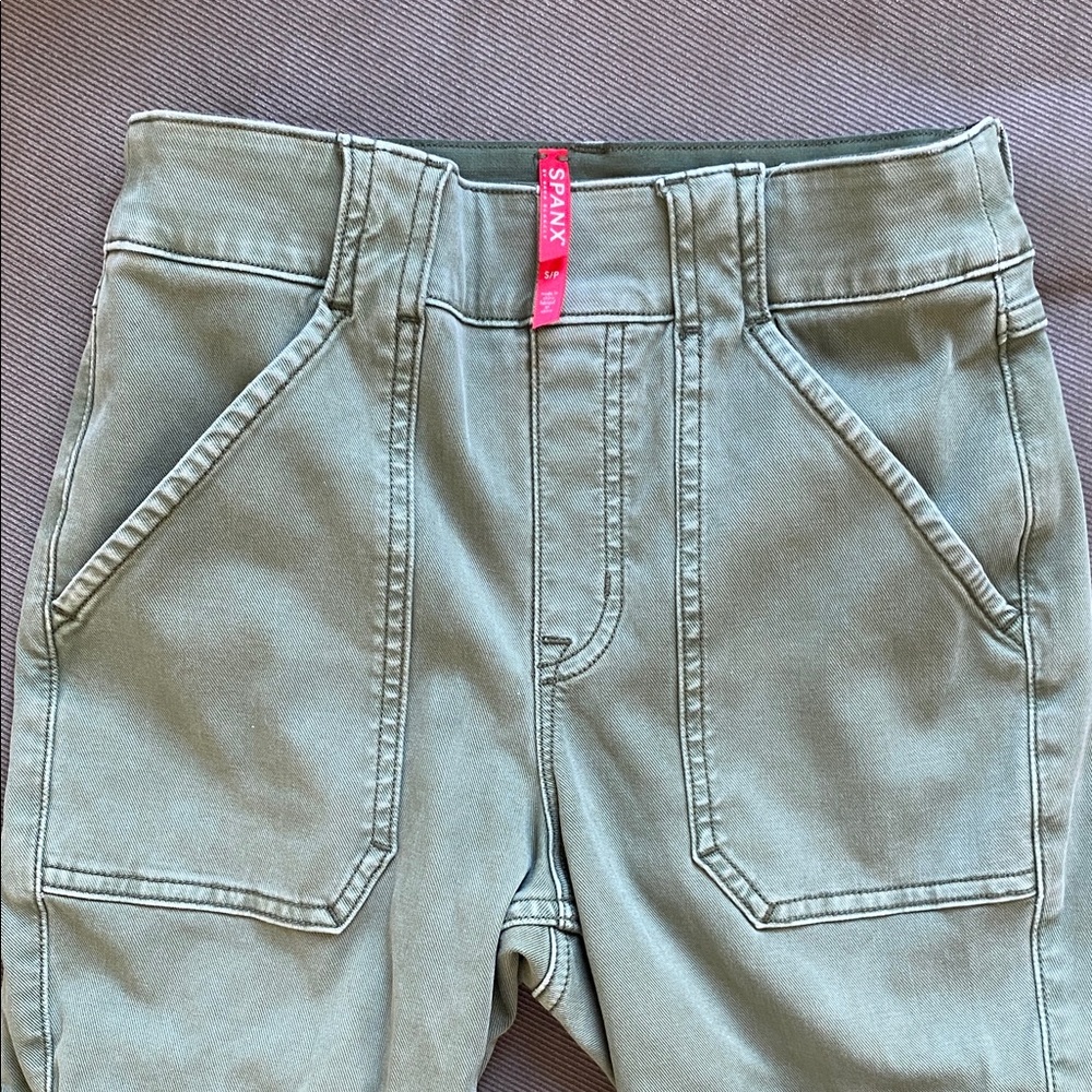 SPANX Olive Pull On Stretch Cargo Pants waist size 27/28